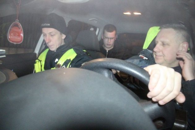 Pareigūnus apmulkinti tikėjęsis 20-metis, pasirodo, buvo ne tik neblaivus, neturėjo vairuotojo pažymėjimo, bet ir ieškomas už kitus galimus nusikaltimus. (T. Markelevičiaus nuotr.)