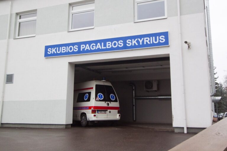 Vienas 23-ejų metų sumuštasis gydomas Respublikinėje Panevėžio ligoninėje, reanimacijoje, kitas išvežtas į Kauną.