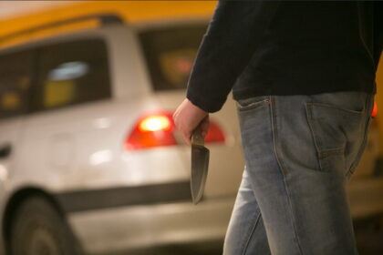 Ankstų šeštadienio rytą Molainių gatvėje prie naktinio klubo esančioje automobilių stovėjimo aikštelėje kilo incidentas, vos nepasibaigęs tragedija.