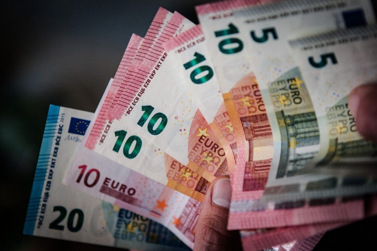 Lengvo grobio ieškantys sukčiai pinigus išvilioti bando prisidengdami Valstybinės mokesčių inspekcijos (VMI) vardu.. „Sodros“ skelbiamais duomenimis, per 2016-uosius Panevėžyje vidutinis atlyginimas pakilo nuo 590 Eur praėjusį sausį iki 705 Eur gruodį.