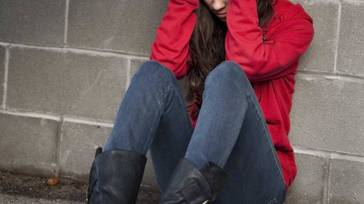 Kaip rodo policijos įvykių suvestinės, žmonės, o kartais dar nė pilnametystės nesulaukę, nukenčia ne tik namuose, bet ir gatvėje ar net ugdymo įstaigose.