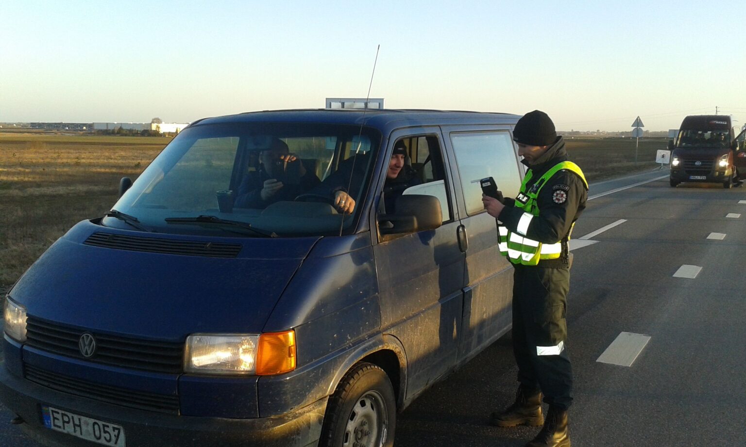 Ankstų pirmadienio rytą Panevėžio ir Kauno policijos pareigūnai „Via Baltica“ automagistralėje tikrino vairuotojų blaivumą.