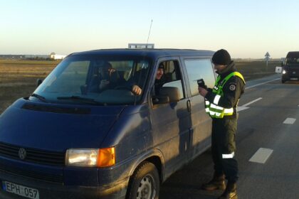 Ankstų pirmadienio rytą Panevėžio ir Kauno policijos pareigūnai „Via Baltica“ automagistralėje tikrino vairuotojų blaivumą.
