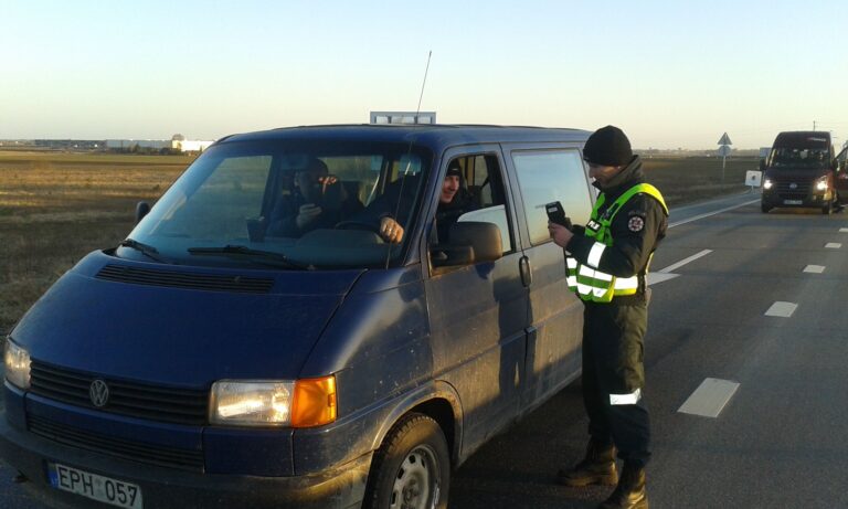Ankstų pirmadienio rytą Panevėžio ir Kauno policijos pareigūnai „Via Baltica“ automagistralėje tikrino vairuotojų blaivumą.