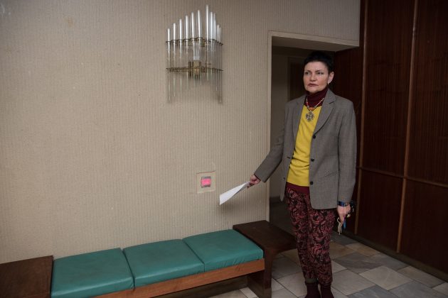 Santuokų rūmuose prie elektros kištukinių lizdų užklijuoti įspėjimai jais nesinaudoti.