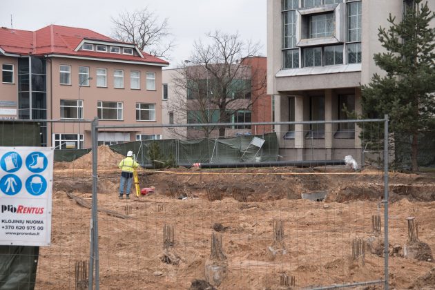 Santuokų rūmų darbuotojai įtaria, kad senam ir prastos būklės pastatui galėjo pakenkti vibracija dėl greta prasidėjusių būsimo banko statybos darbų.