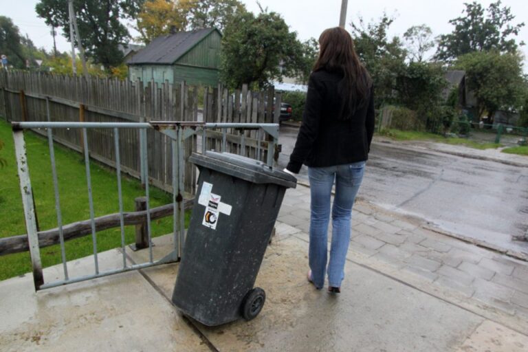 Valstybė ragina rūšiuoti atliekas, kita vertus, ji visuomenę skatina kuo daugiau vartoti ir kaupti dar didesnius kiekius neišskirstytų buitinių atliekų.