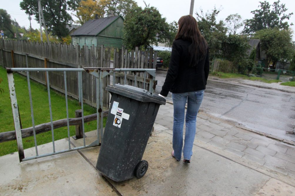 Valstybė ragina rūšiuoti atliekas, kita vertus, ji visuomenę skatina kuo daugiau vartoti ir kaupti dar didesnius kiekius neišskirstytų buitinių atliekų.