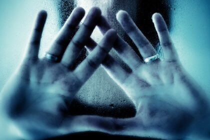 Smurtas artimoje aplinkoje net ir vaikų akivaizdoje nesiliauja.