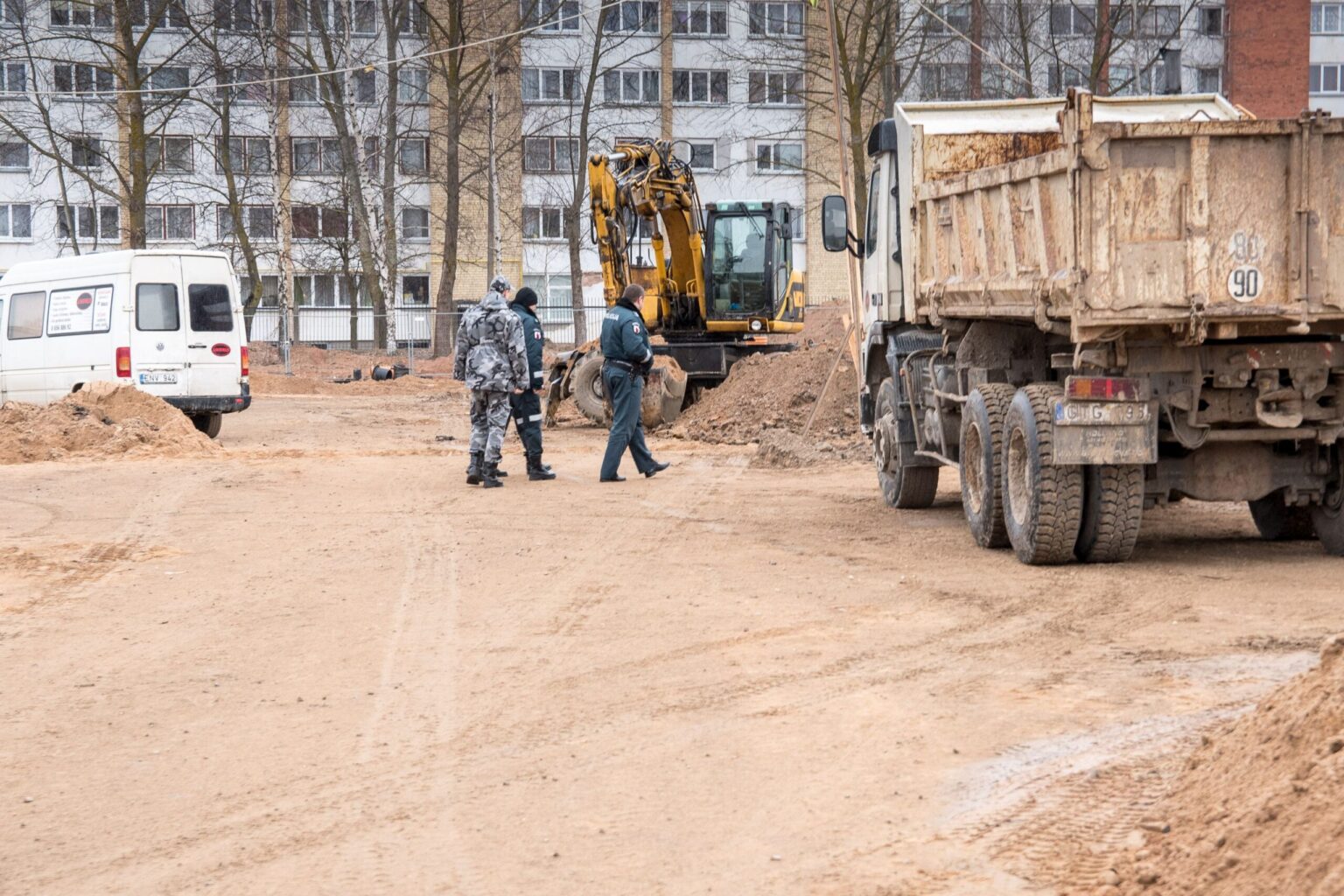Panevėžio autobusų parko teritorijoje statybų aikštelėje du žemių prispausti ir sužaloti statybininkai po truputį sveiksta.