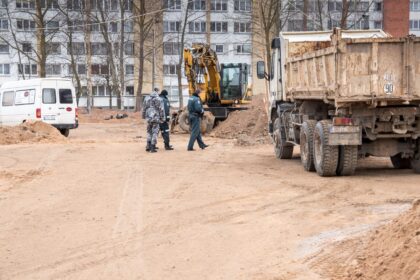 Panevėžio autobusų parko teritorijoje statybų aikštelėje du žemių prispausti ir sužaloti statybininkai po truputį sveiksta.