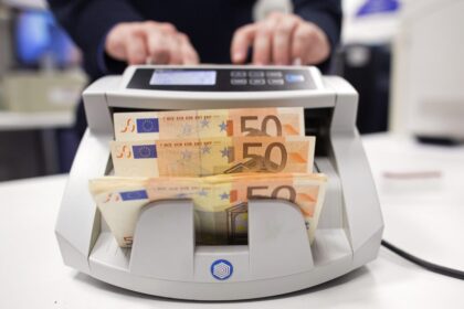 Nepaisant elektroninių mokėjimų pažangos, apyvarta grynaisiais Lietuvoje vis dar išlieka didelė, ir politikai atnaujina iniciatyvą riboti šiuos atsiskaitymus.