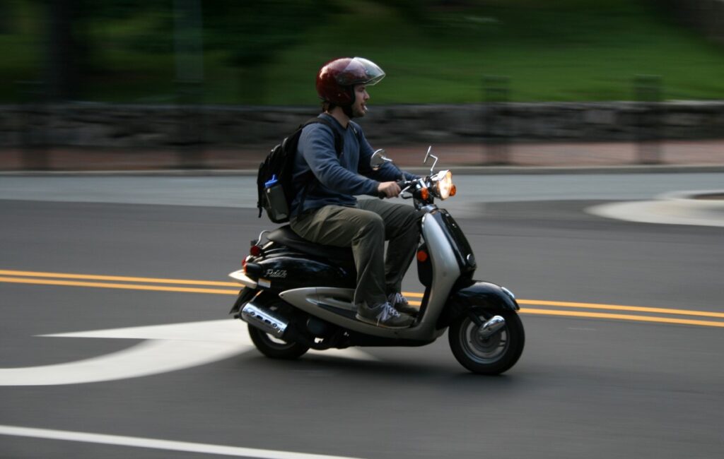Šiltas pavasario savaitgalis į gatves išviliojo mopedų vairuotojus. Tačiau per žiemą jie pamiršo, kad sėsti prie vairo neblaiviems nevalia.