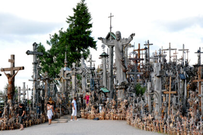 Bendrajame pagalbos centre bendruoju pagalbos telefono numeriu 112 gautas pranešimas apie tai, kad Šiaulių rajone, Jurgaičių kaime dega Kryžių kalnas.