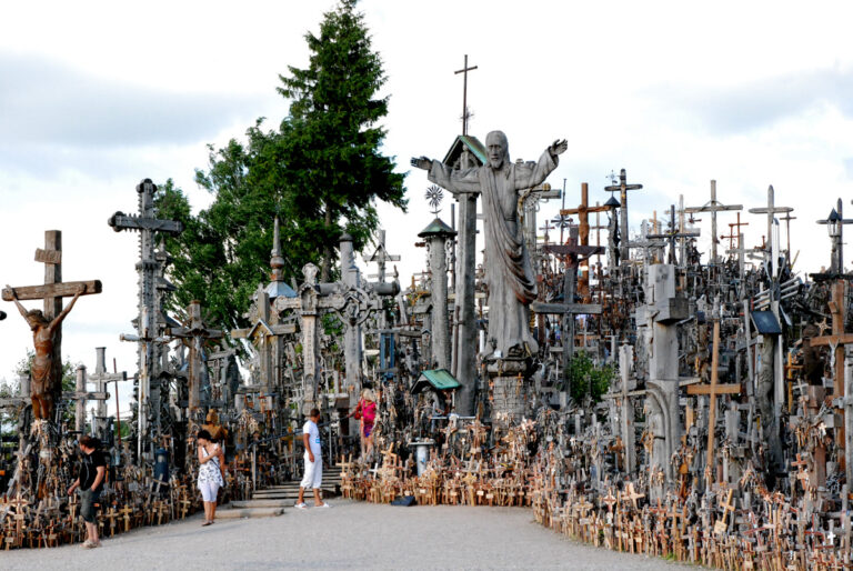 Bendrajame pagalbos centre bendruoju pagalbos telefono numeriu 112 gautas pranešimas apie tai, kad Šiaulių rajone, Jurgaičių kaime dega Kryžių kalnas.