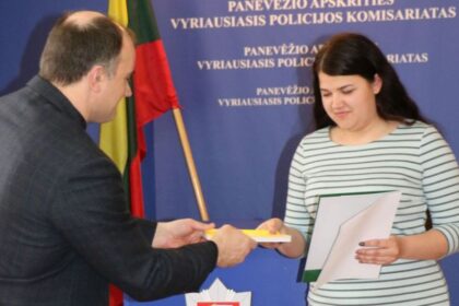 Šiandien Panevėžio apskrities vyriausiajame policijos komisariate priesaikos žodžius ištarė nauja pareigūnė – Monika Fedorukaitė.