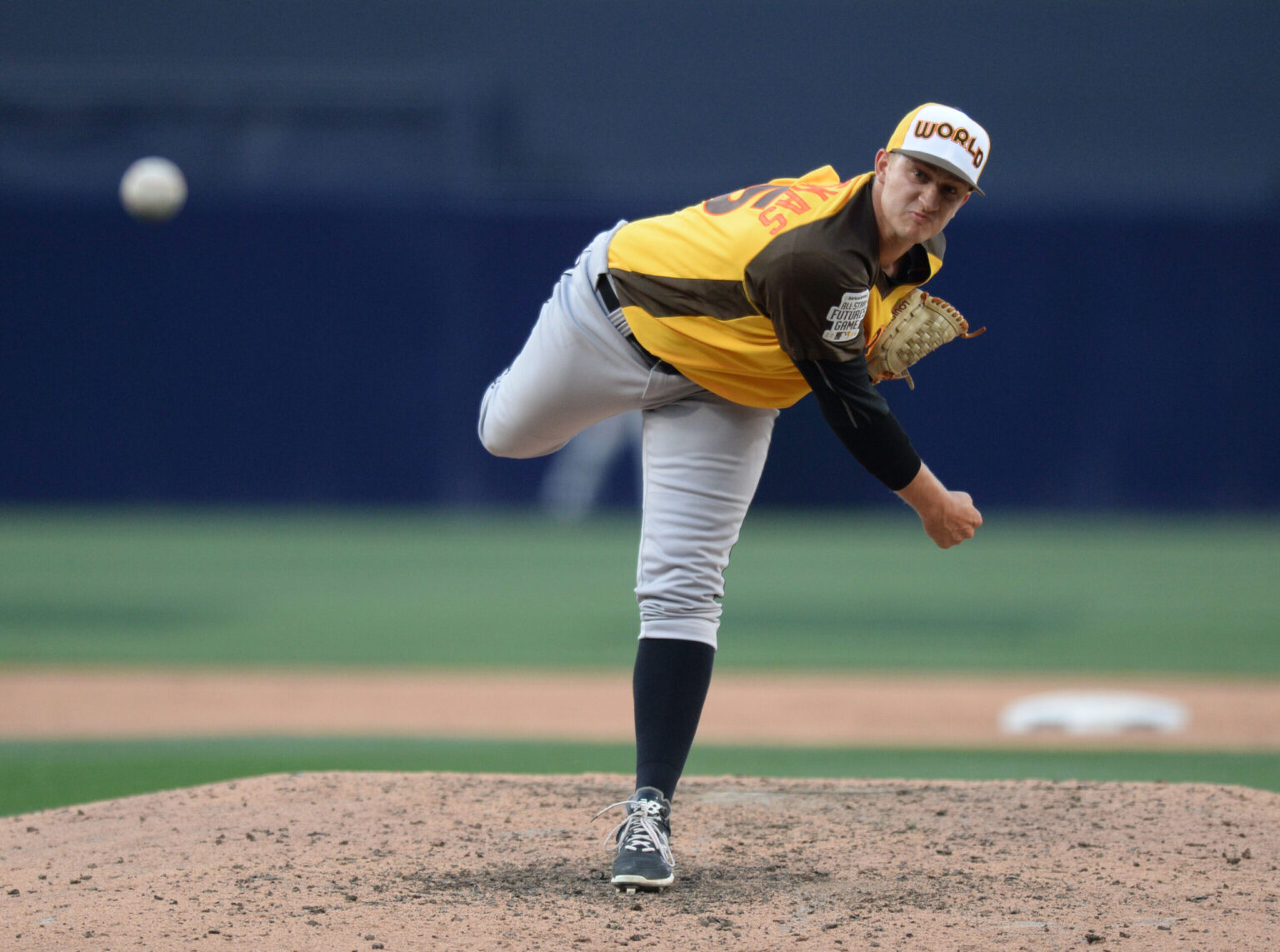 24 metų vilnietis Dovydas Neverauskas debiutavo stipriausios pasaulio beisbolo lygos „Major League Baseball“ (MLB) rungtynėse. Jis tapo pirmuoju lietuviu, kada nors žaidusiu MLB.