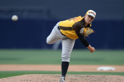 24 metų vilnietis Dovydas Neverauskas debiutavo stipriausios pasaulio beisbolo lygos „Major League Baseball“ (MLB) rungtynėse. Jis tapo pirmuoju lietuviu, kada nors žaidusiu MLB.