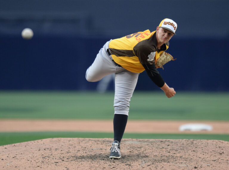 24 metų vilnietis Dovydas Neverauskas debiutavo stipriausios pasaulio beisbolo lygos „Major League Baseball“ (MLB) rungtynėse. Jis tapo pirmuoju lietuviu, kada nors žaidusiu MLB.