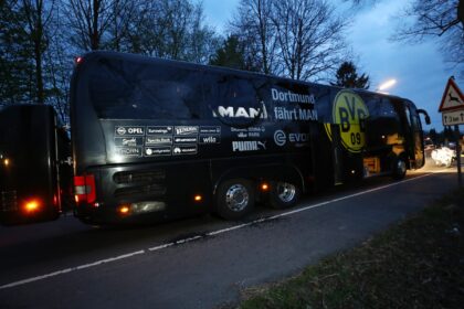 Pakeliui į Čempionų lygos rungtynes trys sprogimai driokstelėjo prie Dortmundo futbolo komandos „Borussia“ autobuso ir sužeidė ispaną žaidėją Marcą Bartrą.