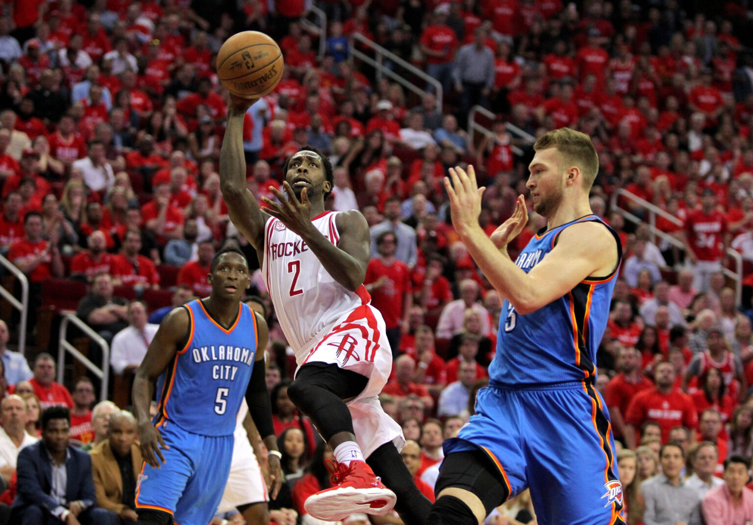 „Thunder“ su D. Saboniu ir „Rockets“ atkrintamųjų serijoje antrąją pergalę iškovojo J. Hardeno vedami Hjustono krepšininkai – 115:111.