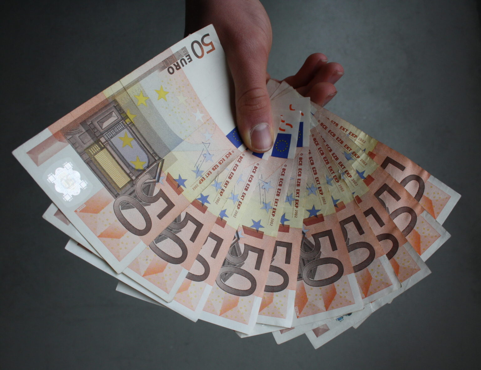 Šiandien aštuoniolikoje euro zonos šalių į apyvartą išleidžiamas naujas „Europos“ serijos 50 eurų banknotas. Jis tampa oficialia mokėjimo priemone.