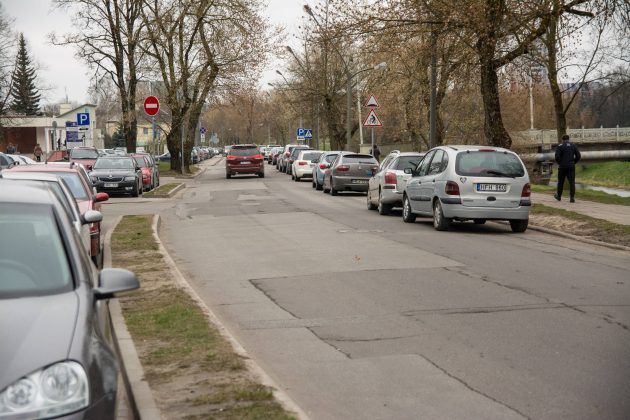 Savivaldybė turi naują viziją, kaip išgelbėti A. Jakšto g. nuo spūsčių. Įrengti automobiliams vietas žadama jau kitąmet. (T.Šiaudinio nuotr.)