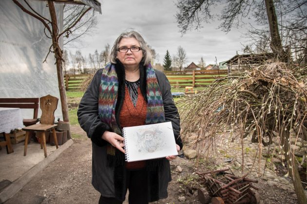 Pasak A. Bražėnienės, lietuviams įpiršti meną šiais laikais nelengva. Tai nėra svarbiausia prekė pirkėjų krepšeliuose. (T. Šiaudinio nuotr.)