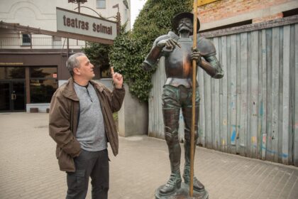 Gruzinas beldžiasi į panevėžiečių širdis