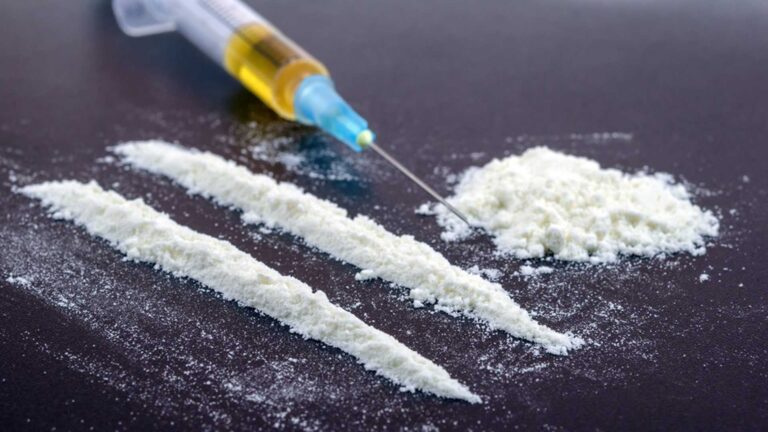 Kriminalistai Panevėžyje demaskavo narkotikų platinimo punktą ir dėl neteisėto disponavimo narkotinėmis medžiagomis sulaikė tris asmenis.