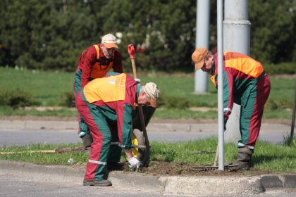 Vidutinis valandos darbo atlygis Lietuvoje 2016 metais buvo vienas žemiausių tarp 28-ių Europos Sąjungos (ES) šalių, skelbia Eurostatas.