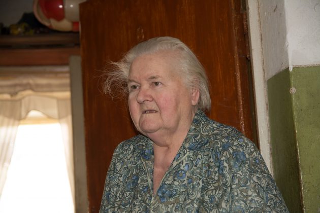 Sunkiai vaikštanti G. Aleknienė teigė jau pavargusi nešiotis vandenį iš šulinio. T. Šiaudinio nuotr.