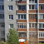 Kniaudiškių gatvėje nuo balkono grasino nušokti vyras. S. TAMANAUSKAITĖS nuotr.