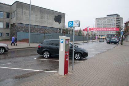 Pasistatyti nemokamai automobilį Panevėžio centre bus sudėtinga. Centrinėje miesto dalyje nuo rugsėjo 1-osios daugės mokamų automobilių stovėjimo vietų.