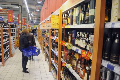Užsimojusi pažaboti besaikį alkoholio vartojimą valdžia žengia pirmuosius žingsnius. Vyriausybė pritarė naujiems prekybos alkoholiu apribojimams.