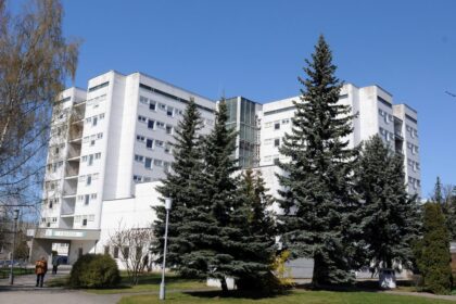 Respublikinėje Panevėžio ligoninėje akis pasigydyti planavęs rokiškėnas atvykęs į gydymo įstaigą netikėtai susižalojo ir mirė nuo stuburo bei galvos traumų.