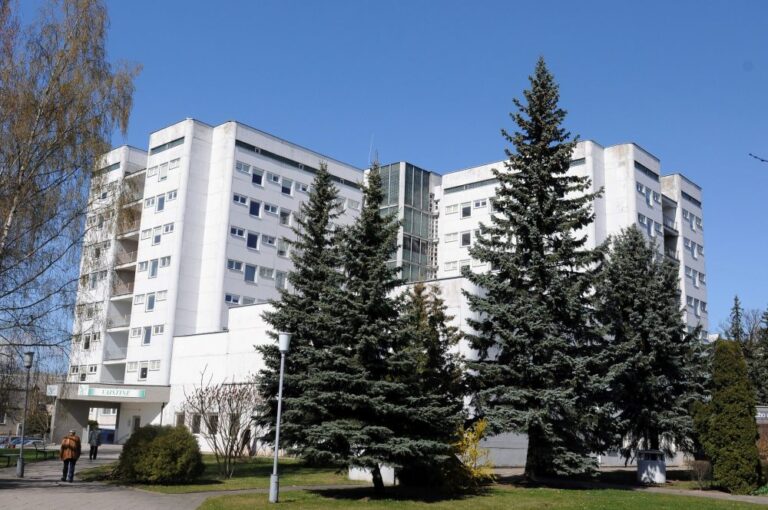 Respublikinėje Panevėžio ligoninėje akis pasigydyti planavęs rokiškėnas atvykęs į gydymo įstaigą netikėtai susižalojo ir mirė nuo stuburo bei galvos traumų.