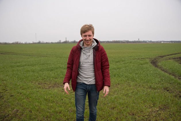 Ūkininkas S. Barzda mano, kad šaltas pavasaris bus nuostolingas žemdirbiams. T.Šiaudinio nuotr.