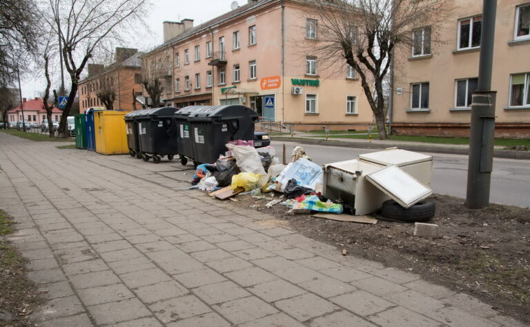 Įprastą Panevėžyje vaizdą, kai prie šiukšlių konteinerių stūkso kalnai suverstų senų rakandų, lapų ir net maisto atliekų, Savivaldybė tikisi suvaldyti mieste pertvarkydama visą atliekų surinkimo schemą.