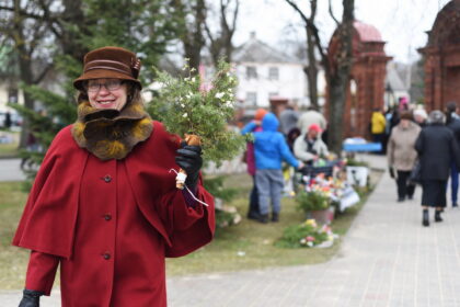 Nuo pat ryto šiandien Panevėžys puošiasi verbomis. Kadagio šakelėmis, spalvotomis sausų augalų puokštėmis nešini gyventojai rinkosi į bažnyčias, kur vyko Verbų sekmadienio pamaldos.
