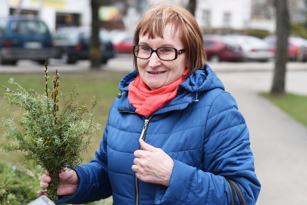 Panevėžietė Vanda į šventines pamaldas sako atėjusi su vyru – judviejų vaikai seniai gyvena užsieniuose. M. BLINSTRUBYTĖS nuotr.