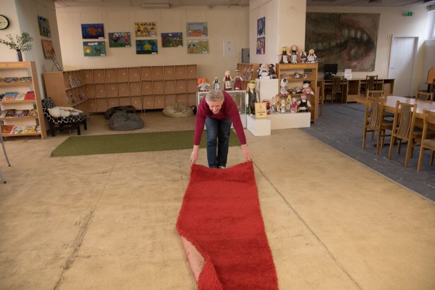 Kad lankytojai neapžiūrinėtų apibėgusių sienų ir pelėsio kampuose, V. Benašas patiesė dėmesį atkreipiantį raudoną kilimą. T. Šiaudinio nuotr.