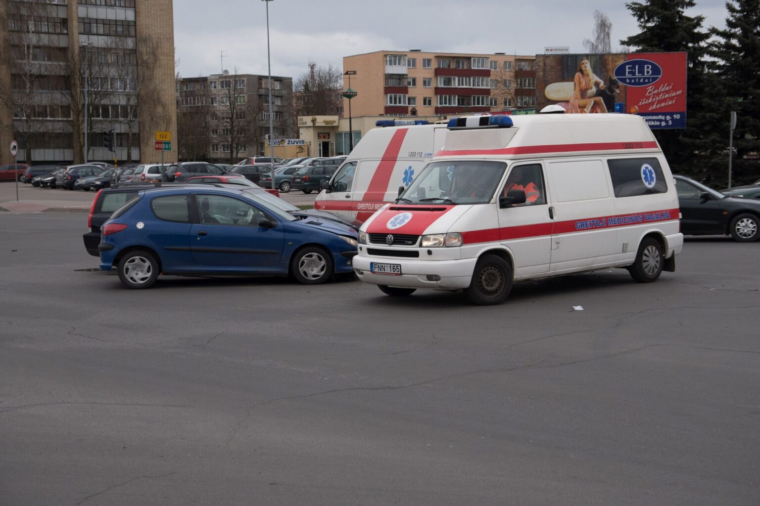 Plačioje sankryžoje susidūrė du automobiliai