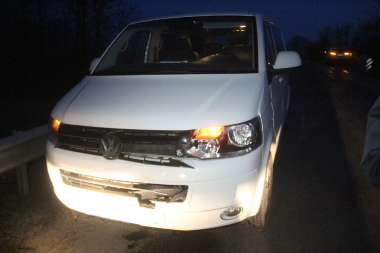 Policijos pareigūnai ketvirtadienio vakarą gavo pranešimą apie Paliūniškio kaime, ant tilto per Lėvens upę, susidūrusius automobilius.