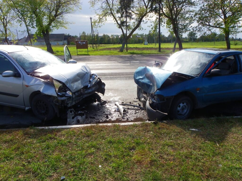 Draudikai pastebi fiktyvių eismo įvykių piką ir perspėja, jog toks kelių eismo spektaklio režisavimas gali užtraukti ir baudžiamąją atsakomybę.