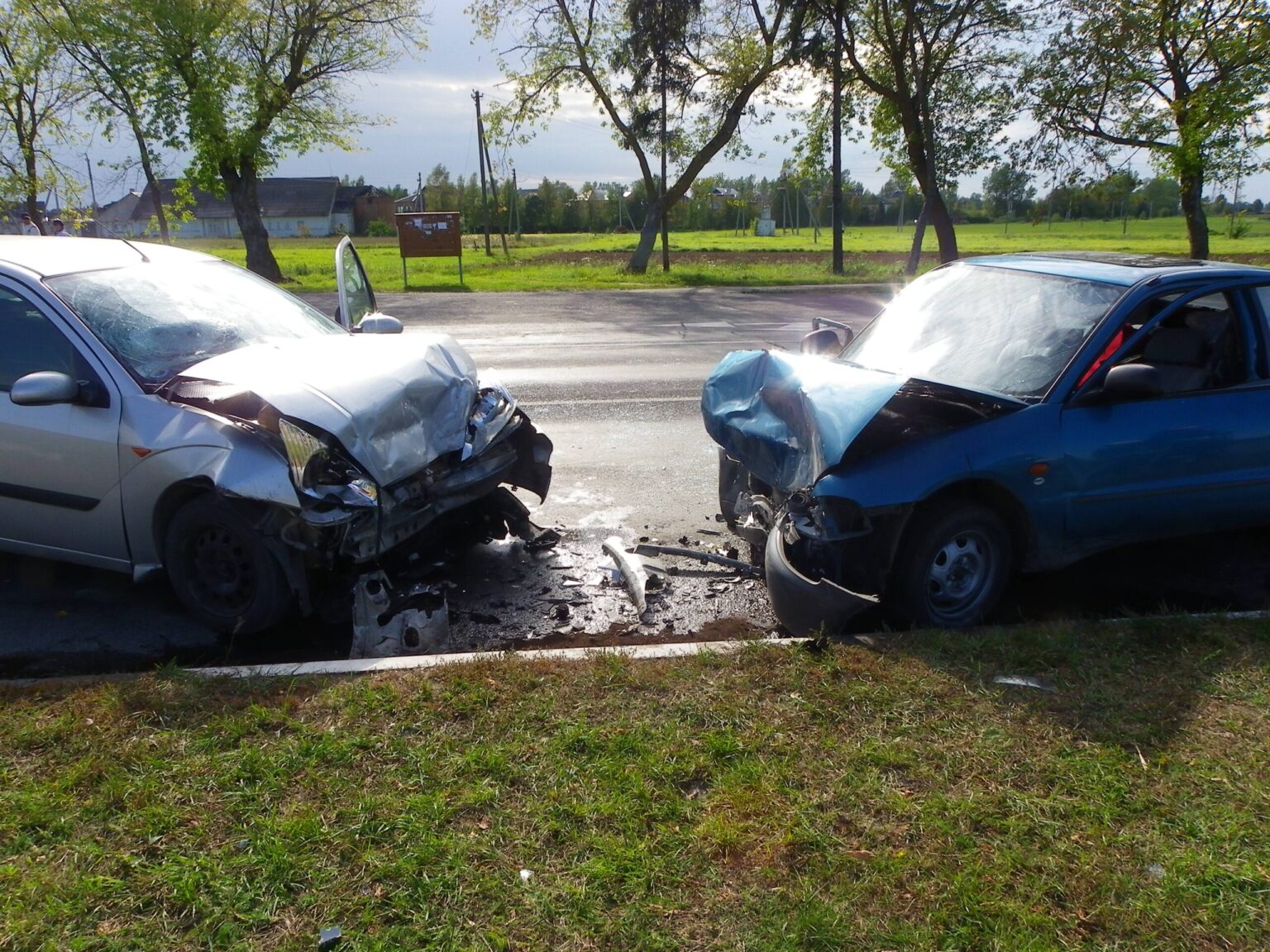 Draudikai pastebi fiktyvių eismo įvykių piką ir perspėja, jog toks kelių eismo spektaklio režisavimas gali užtraukti ir baudžiamąją atsakomybę.