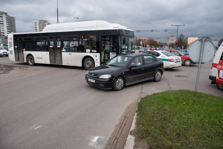 Klaipėdos ir Nemuno gatvių sankryžoje maršrutinis miesto autobusas susidūrė su lengvuoju automobiliu.