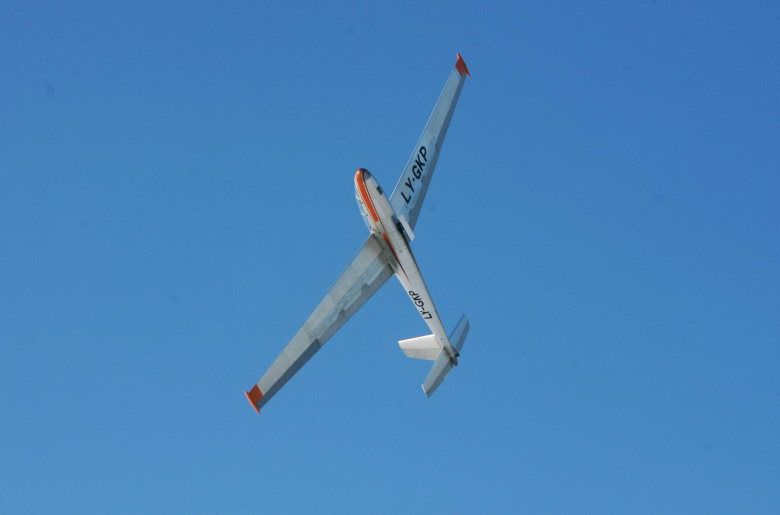 Ketvirtadienio vakarą Biržuose nukrito ultralengvasis lėktuvas. Pilotas išsigelbėjo ir pats sugebėjo nuvykti į ligoninę.