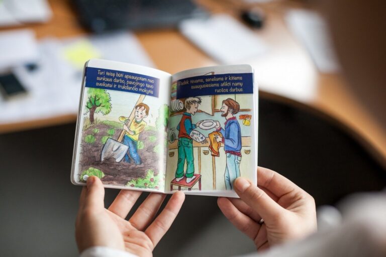 Panevėžio miesto savivaldybės administracijos Vaiko teisių apsaugos skyrius 5-ųjų klasių moksleiviams nemokamai dalins Vaiko konstituciją.