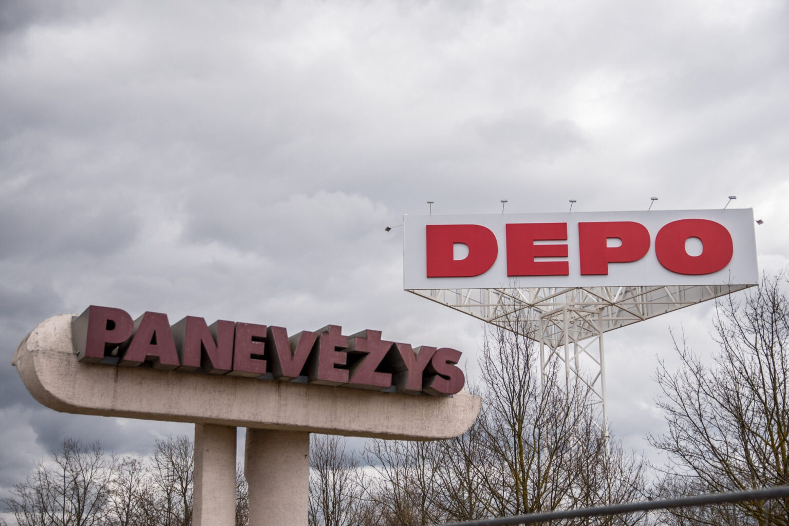 Panevėžiečiai ir miesto svečiai gūžčioja pečiais - įvažiuojant į Panevėžį iš Šiaulių pusės pasitinka reklama kelis kartus didesnė už miesto ženklą.